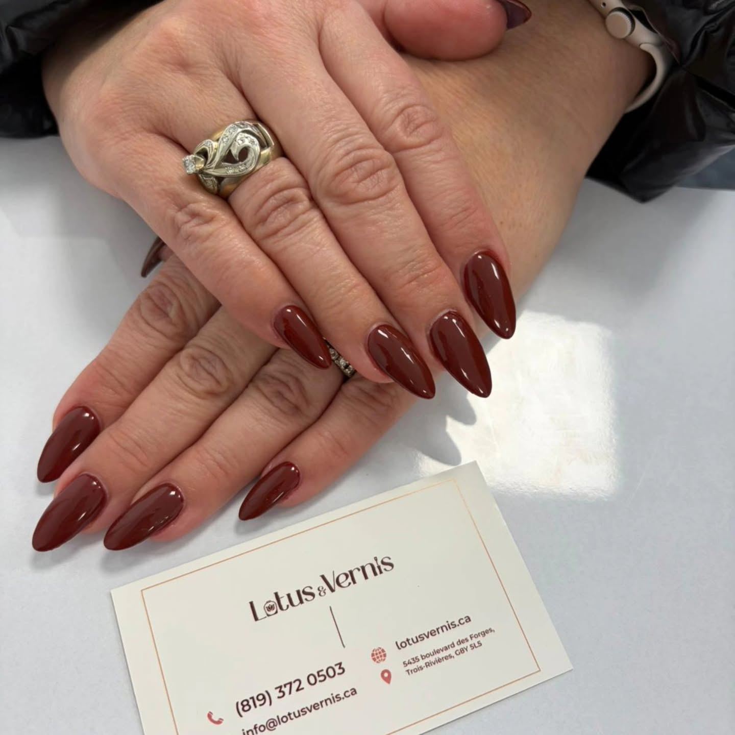 Pose d'ongles amande, vernis bordeaux brillant