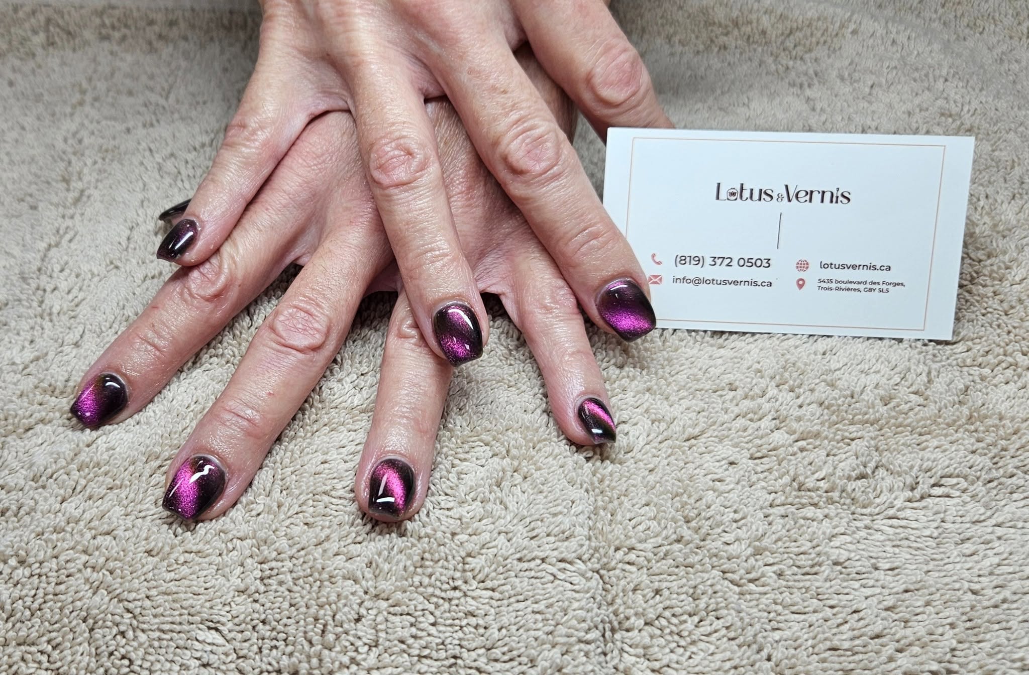 Pose d'ongles, vernis magnétique effet cat-eye dans les tons magenta