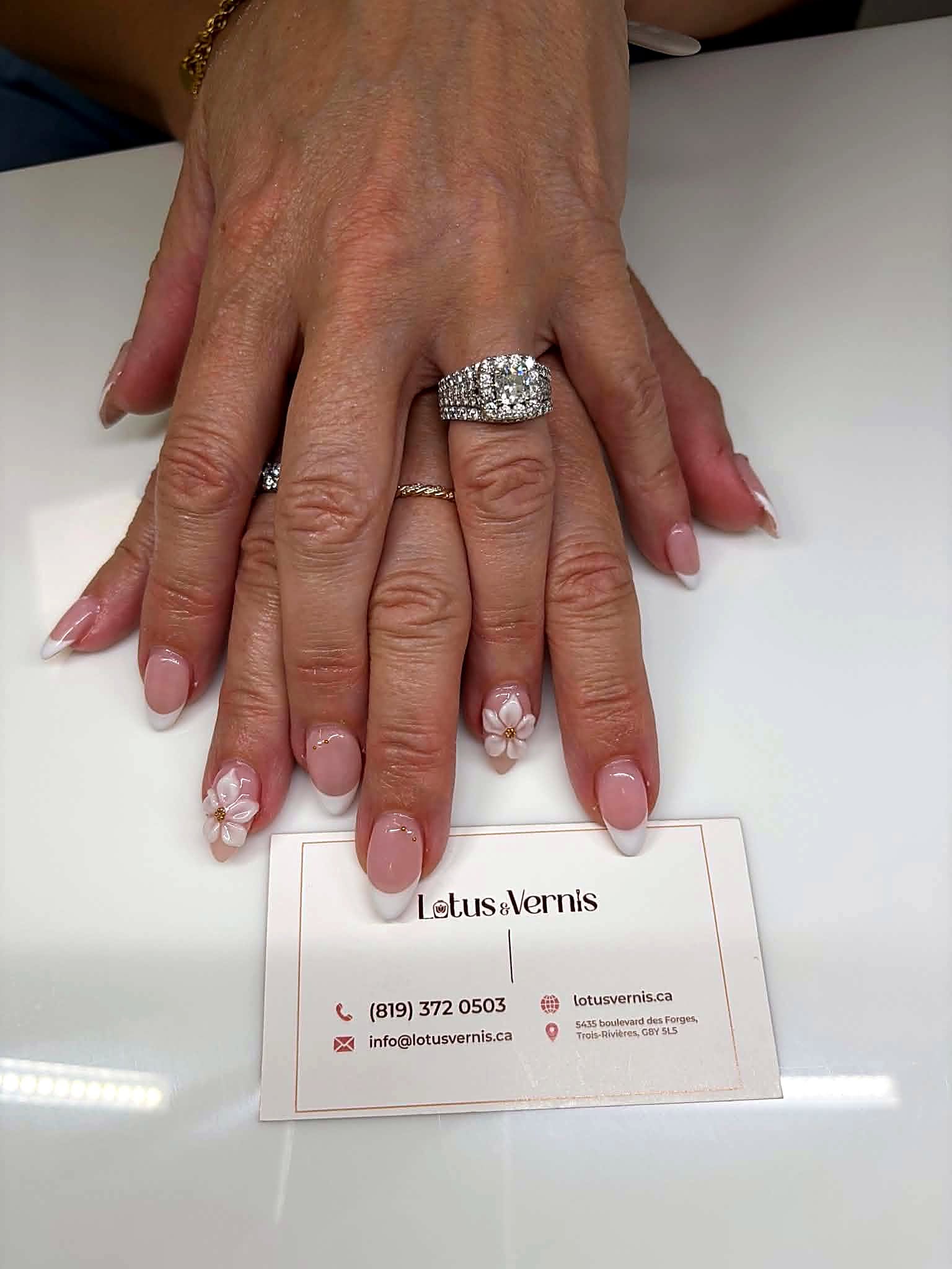Pose d'ongles amande, French blanc classique avec fleurs blanches en relief