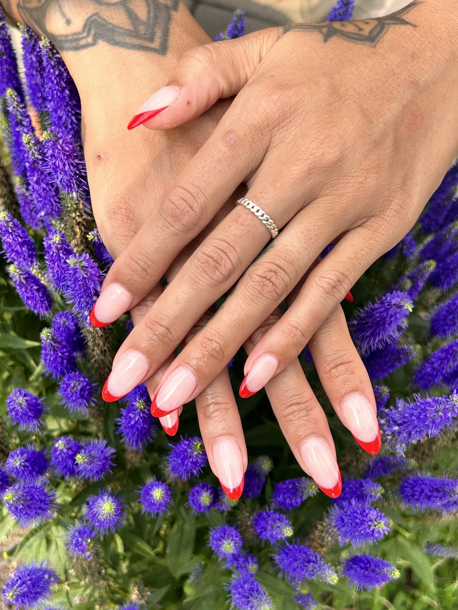 Pose d'ongles amande, French rouge vif sur base rosée naturelle