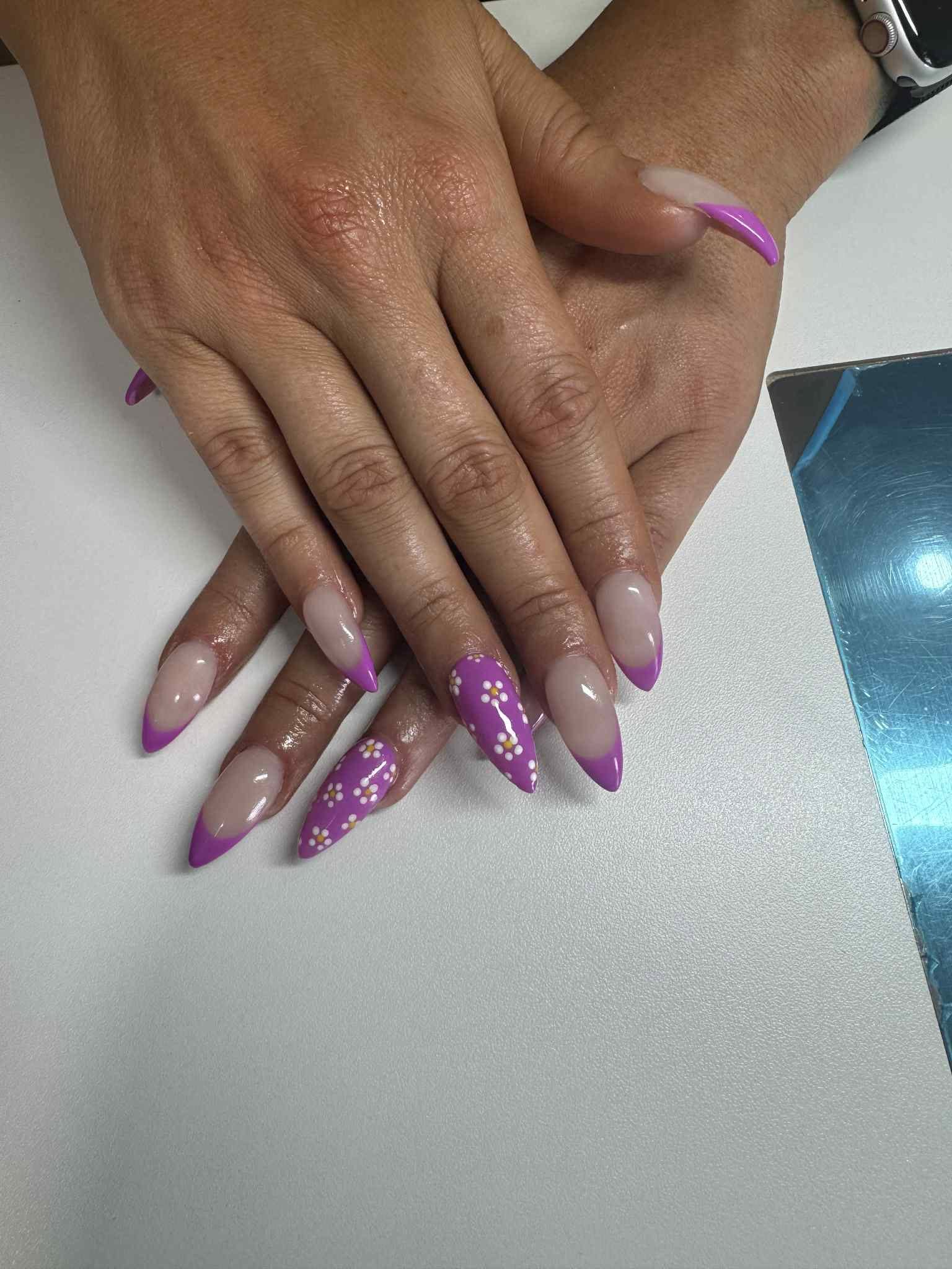 Pose d'ongles amande, French mauve avec ongles fleuris de marguerites