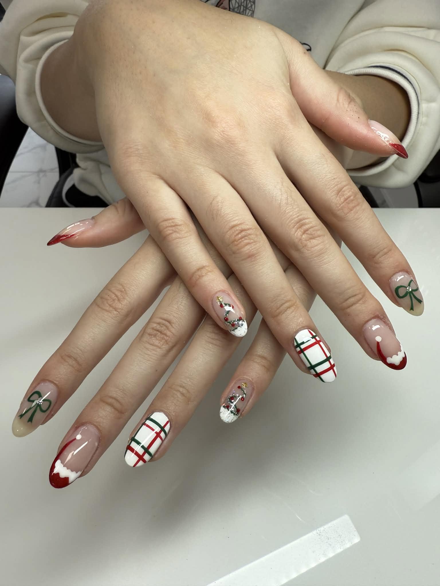 Pose d'ongles en acrylique sculptée et vernie chez Lotus & Vernis à Trois-Rivières